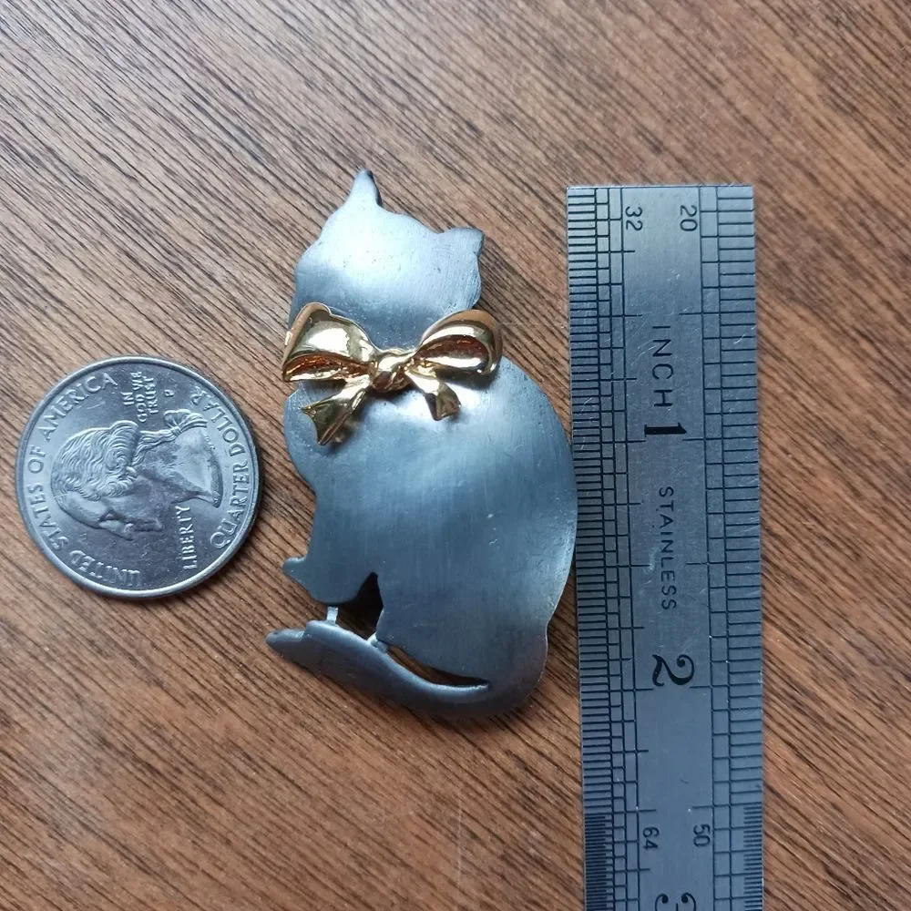 Vintage ULTRA CRAFT Cat Broach Pewter Gold Bow Signed